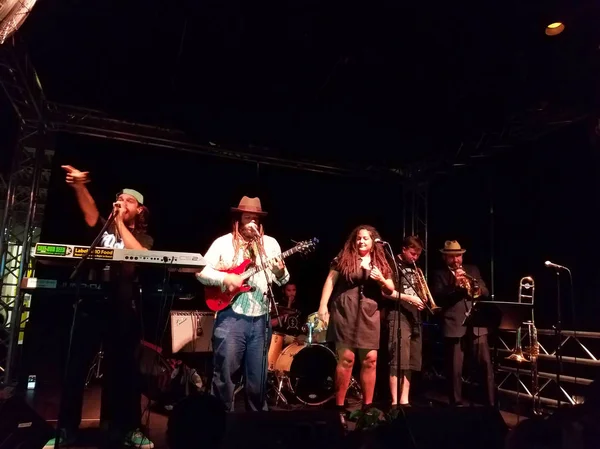 Honolulu - 21 Ekim 2016: Ala Moana Alışveriş Merkezi 'ndeki Mai Tai Bar' da Rehberlik Grubu, şarkılar ve reçeller.