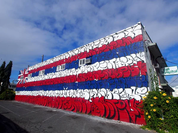 Honolulu - 25 Ocak 2016: Hawaii eyalet Graffiti stil Kaka'ako evde beslenen hayvan hastane Binası tarafında yapılan bayrak.