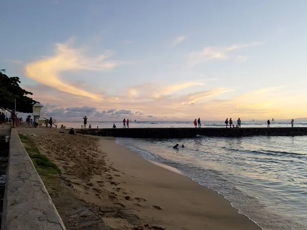 Waikiki Οκτωβρίου 2016 Άνθρωποι Ρολόι Ηλιοβασίλεμα Από Την Προβλήτα Βράχο — Φωτογραφία Αρχείου