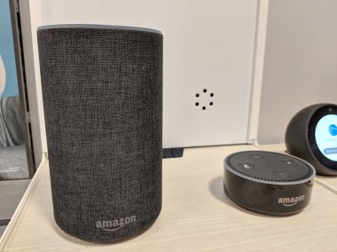 Honolulu - 7 Mart 2018: Echo ve Echo nokta (2. nesil) - Alexa - siyah ekranda ile akıllı hoparlör. Benzer şekilde aile içinde diğer cihazlara Bu Amazon'un sanal asistan Alexa tasarlanmıştır.