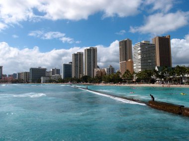 Waikiki - 7 Haziran 2013: İnsanlar oyunundan korumalı su ve asmak dışarı dünya ünlü turistik alan Waikiki plajda güzel bir gün mesafe otelleri ile. Waikiki, Hawaii.