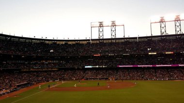 San Francisco - 17 Haziran 2013: Bankası koşucular yuvarlak Bankası Top görünümünde At&T Park'ta tüm basketbol sahası ile Giants beyzbol oyunu, oyunda olduğu gibi.