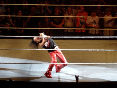 Honolulu - 13 Eylül 2017: Wwe güreşçi Shinsuke Nakamura mu öncesi maç ritüel Neal S. Blaisdell Merkezi, Honolulu 13 Eylül 2017 tarihinde Wwe Event'de izlerken kalabalık ile Wwe halka.