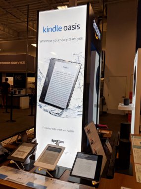 Honolulu - 29 Mayıs 2018: Amazon Kindle Oasis Honolulu en iyi satın almak stok sergilenmektedir. Amazon bir Amerikan Uluslararası elektronik ticaret firmasıdır. Dünyanın en büyük online perakendeci olduğunu.