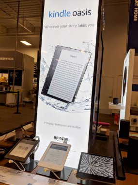 Honolulu - 3 Mayıs 2018: Amazon Kindle Oasis Honolulu en iyi satın almak stok sergilenmektedir. Amazon bir Amerikan Uluslararası elektronik ticaret firmasıdır. Dünyanın en büyük online perakendeci olduğunu.