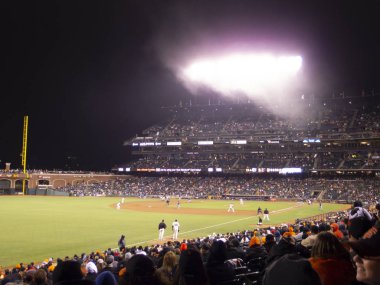 San Francisco - 17 Haziran 2013: Meyilli alır yol Giants vs beysbol Padres görüntü ile tüm basketbol sahası oyunu alarak koşucular ve At&T Park'ta havadaki sis ile pitch için hazır.