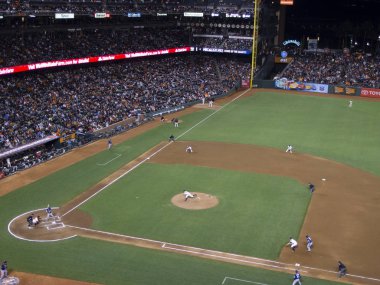 San Francisco - 17 Haziran 2013: Meyilli alır hazır için adım yol Giants vs Padres beyzbol topu hava ve At&T Park'ta görünümde tüm basketbol sahası ile oyun alarak rayları ile.