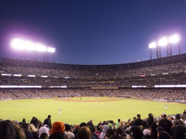 San Francisco - 17 Haziran 2013: Meyilli alır hazır için adım yol Giants vs Padres beyzbol oyun At&T Park'ta görünümde tüm basketbol sahası ile alarak rayları ile.