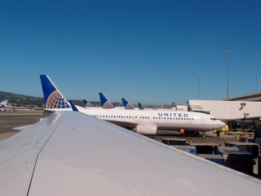 San Francisco - 13 Haziran 2013: San Francisco Airport adlı 13 Haziran 2013 sonraki uçuşları Havaalanı almayı bekleyen Park satır United Hava Yolları uçak sit.