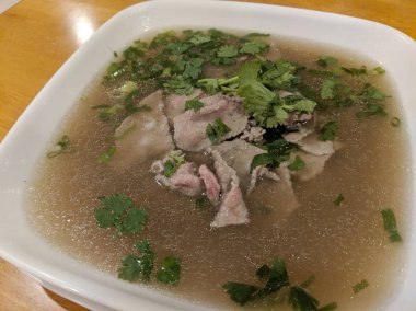 Pho (Vietnam pirinç şehriye çorbası) sığır eti, et topu, soğan ve Frenk soğanı Close-up.