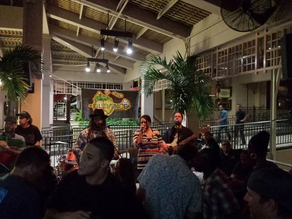 호놀룰루 2013 노래와 무대에서 Ala Moana 센터에 — 스톡 사진