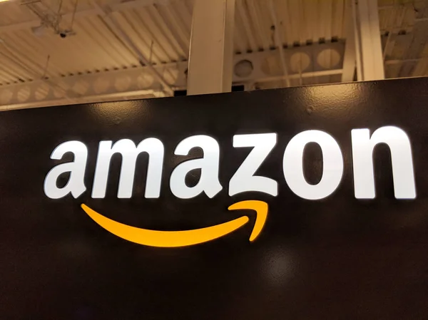 Χονολουλού Μαΐου 2018 Amazon Λογότυπο Μαύρο Γυαλιστερό Τοίχο Στο Κατάστημα — Φωτογραφία Αρχείου