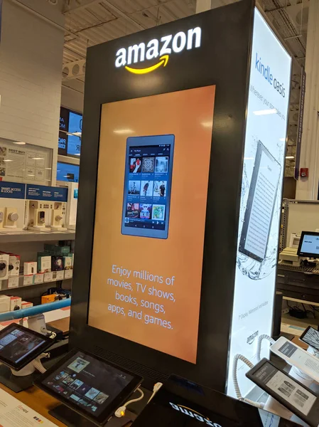 檀香山 2018年5月3日 亚马逊平板电脑展示在檀香山最好的买店 亚马逊是一家美国国际电子商务公司 它是世界上最大的在线零售商 — 图库照片