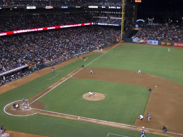 2013 サンフランシスコ 打者取得空気と パーク ビューには全球場でボール ゲーム ジャイアンツ パドレス野球でリードを取るランナーのピッチの準備 — ストック写真