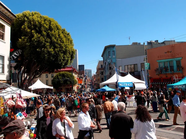 Сан Франциско Июня 2013 Года Люди Тусуются Ходят Улице Киосками — стоковое фото