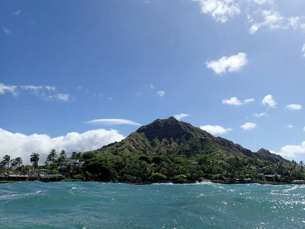 水から見た Makalei ビーチ公園護岸 ココナッツの木 ハワイ オアフ島の雲とダイヤモンド ヘッド クレーター塔 — ストック写真