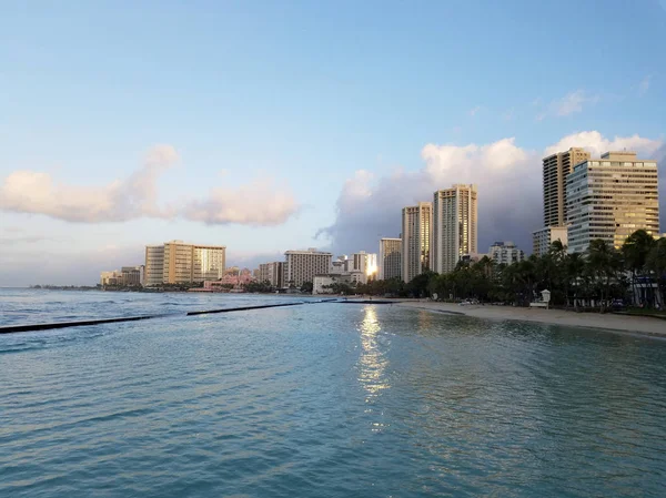 保護された水との距離のホテルの日没を反映して美しい日に世界有名な観光地ワイキキのビーチ 2016 ハワイのワイキキに — ストック写真