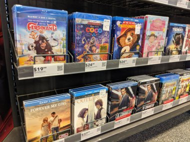 Honolulu - 29 Mayıs 2018: Satır, Blu-Ray featuring filmler Ferdinand Best Buy ekranda, Coco, Paddington, titreme, Jumanji, yabancı, sonsuza dek My Girl ve banliyö. 