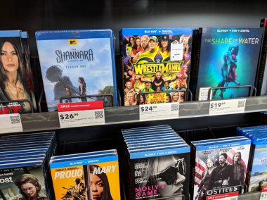 Honolulu - 29 Mayıs 2018: Satır Blu-Ray filmler oyun Shannara, Wrestlemania, su şekli, gururlu Mary ve Molly'nin featuring Best Buy ekranda.
