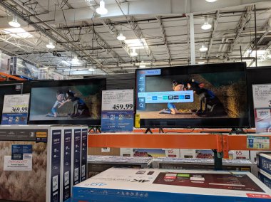 1 Haziran 2018: Tcl Roku TV ve film Fernando Costco ekranda gösterilen Samsung. Roku oyuncu akarsu veya sadece Roku, akış oyuncular Roku, Inc Roku ortakları tarafından üretilen bir dizi şeklinde over--top içerik sağlamaktır 