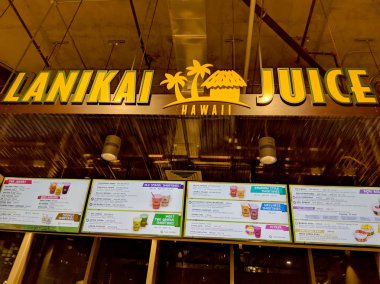 Honolulu - 23 Temmuz 2018: Lanikai suyu - işareti. 1997 yılında kurulan Lanikai suyu Hawaii yapım ve hizmet sağlıklı ve taze smoothies, meyve kaseleri, taze sıkılmış meyve suları, yiyecek ve soğuk preslenmiş suları üzerinde odaklanan bir yiyecek ve içecek şirketidir.