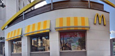 Honolulu - 8 Ocak: Panoramik görüntü Mcdonalds mağaza ile big mac ve windows Honolulu, Hawaii alkolsüz içecek reklamları. McDonald's öncelikle satıyor hamburger, çizburger, tavuk, patates kızartması, kahvaltı öğeleri, alkolsüz içecekler, milkshake, tatlılar.
