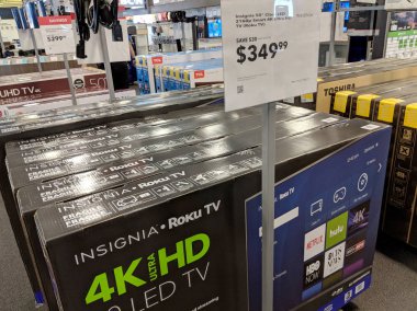 Honolulu - 29 Mayıs 2018: Tcl ve nişanlar Roku televizyonda göstermek vasıl en iyi satın almak. Roku oyuncu akarsu veya sadece Roku, Roku, Inc Roku ortakları tarafından üretilen oyuncu akarsu bir dizi kanalları şeklinde over--top içerik sağlamaktır. 
