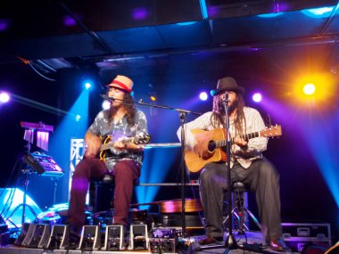 Honolulu - 22 Haziran 2016: Tavana ve Keith Batlin oyun gitar ve Honolulu, Hawaii Hawaii Brian'ın Kavşağı'nda sahnede şarkı.