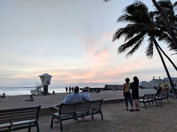 Ludzie Oglądać Dramatyczne Zmierzchu Nad Oceanem Kaimana Beach Ratownik Wieża — Zdjęcie stockowe