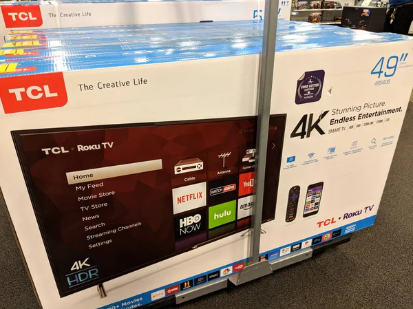 Honolulu - 29 Mayıs 2018: Tcl Roku televizyonda göstermek vasıl en iyi satın almak. Roku oyuncu akarsu veya sadece Roku, Roku, Inc Roku ortakları tarafından üretilen oyuncu akarsu bir dizi kanalları şeklinde over--top içerik sağlamaktır. 