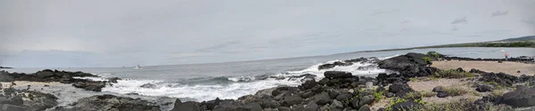 Aiopio 鱼类陷阱海岸 他们是夏威夷人为捕捉鱼类而建造的阿维皮奥 捕鱼器的遗迹 在海的陷阱中的一个开口使鱼能够进入 陷阱的有围墙的部分允许鱼被储存到需要为止 在高的 — 图库照片