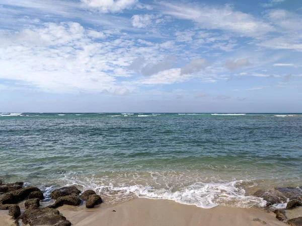 太平洋にワイキキの浅い海の岩礁海岸で波ラップ — ストック写真
