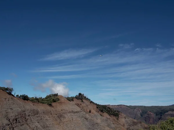 Aviones Helicóptero Sobre Las Exuberantes Montañas Del Cañón Waimea Kauai — Foto de Stock