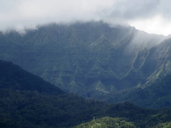 Vodopád Bejeweled Namolokama Hory Údolí Hanalei Kauai Mraky Pokrývající Vrchol — Stock fotografie