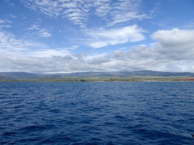 Güzel Pakala köyü sahil bulutlar dağlar başında Kauai shore, Hawaii tekneden dan görüldüğü gibi kaplama ile.