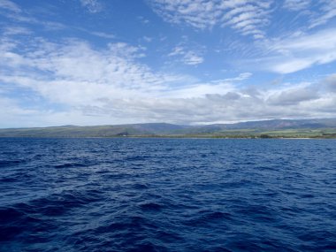 Güzel Pakala köyü sahil bulutlar dağlar başında Kauai shore, Hawaii tekneden dan görüldüğü gibi kaplama ile.