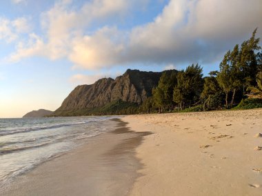 Waimanalo Beach nazik dalga kucağına Oahu, Hawaii güzel bir gün. Haziran 2018.