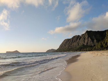 Güzel bir günde Oahu, Hawaii seyir tavşan Adası ve Rock Island karşı nazik dalga kucağına Waimanalo Beach. Haziran 2018.