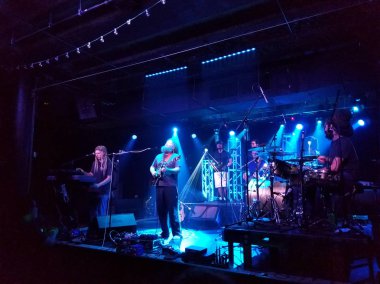 Honolulu - 17 Mayıs 2017: Mike aşk grup kapalı Hawaiian Brians, Honolulu, Hawaii, Kavşağı'nda serin aydınlatma ile müzik çalar. 