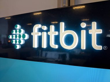 Honolulu - 7 Eylül 2018: Fitbit Logo duvar içinde Honolulu en iyi satın almak stok. Fitbit, Inc San Francisco, California'da merkezi bir Amerikan şirketidir. Ürünlerini etkinliği izci, Giyilebilir teknoloji kablosuz özellikli cihazlar bu measur are