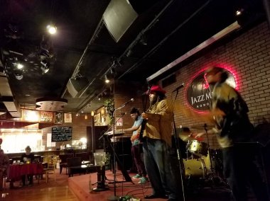 Honolulu, HI - 15 Nisan 2017: Rehberlik grup Trio Jazzminds Honolulu, Hawaii içinde sahnede sıkışmaları.