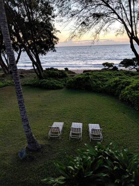 Zahradní Židle Sedí Trávě Pláže Waimanalo Pohledu Směrem Oceánu Den — Stock fotografie