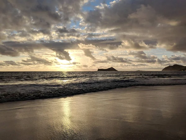 Early Morning Sunrise Waimanalo Beach Oahu Hawaii Ocean Rabbit Rock — Fotografia de Stock