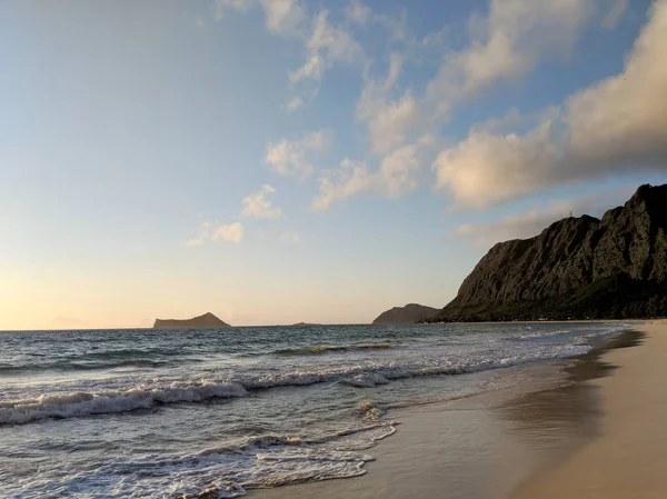 天気の良い日 ハワイ オアフ島のウサギ島と岩島に向かっているワイマナロ ビーチの波の穏やかなラップ 2018 — ストック写真