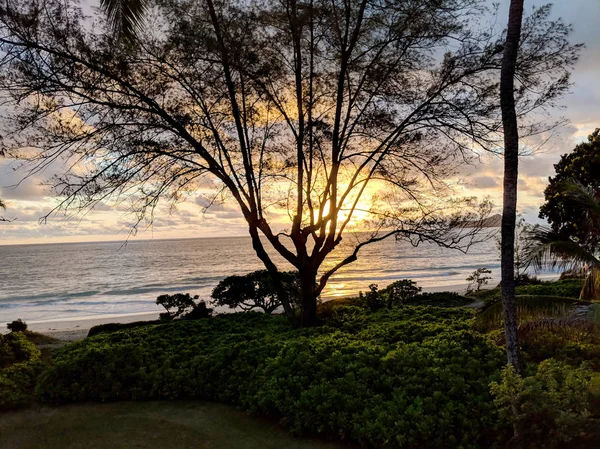 Early Morning Sunrise Ocean Waimanalo Beach Oahu Havaí Atravessando Nuvens — Fotografia de Stock