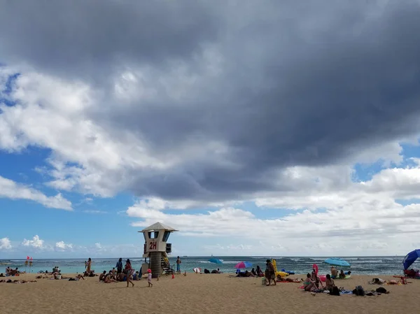 Honolulu Mayo 2017 Gente Pasa Rato Playa Con Agua Ondulada — Foto de Stock