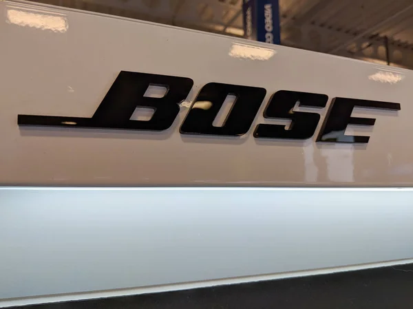 ホノルル 2018 ディスプレイの最もよい買物中に Bose のロゴ Bose は非公開アメリカ株式会社は オーディオ機器を販売しているマサチューセッツ州フレーミングハムに基づく — ストック写真