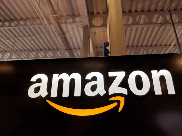 Honolulu Mei 2018 Logo Amazon Pada Dinding Mengkilap Hitam Toko — Stok Foto