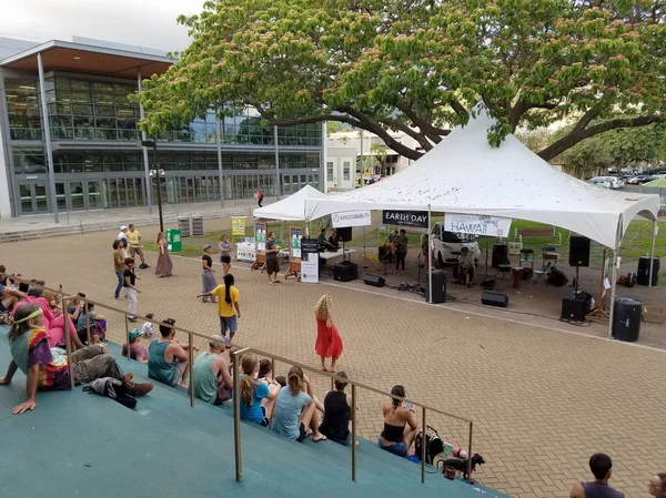 하와이 오아후 하와이 마노아 캠퍼스의 대학에 지구의 콘서트 축제에서 음악가 — 스톡 사진