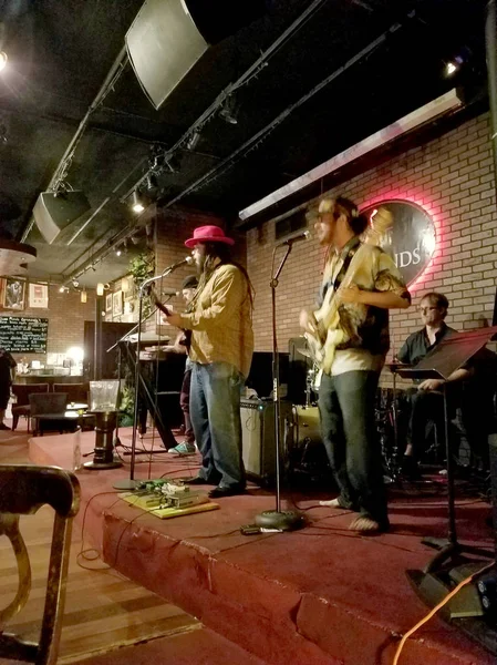 Honolulu, HI - 15 Nisan 2017: Rehberlik grup Trio Jazzminds Honolulu, Hawaii içinde sahnede sıkışmaları.